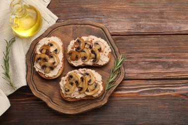 Mantarlı, ezmeli, baharatlı, ahşap masadaki yağlı nefis bruschettalar. Metin için boşluk