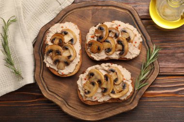 Ahşap masa üzerinde ezmeli, mantarlı, baharatlı ve yağlı nefis bruschettalar.