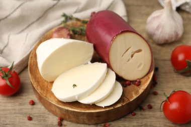 Ahşap masada servis edilen farklı taze süt ürünleri.