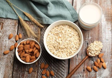 Yulaf gevreği, badem sütü ve fındıklar ahşap masada, düz yatıyordu.