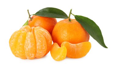 Soyulmuş ve soyulmamış mandalinalar beyazda izole edilmiş.