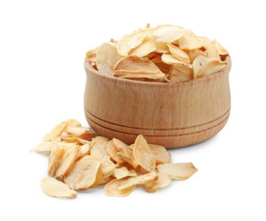 Beyaz tenceredeki kurutulmuş sarımsak taneleri.