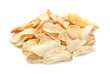 Beyaz üzerine izole edilmiş kurutulmuş sarımsak taneleri.