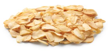 Beyaz üzerine izole edilmiş kurutulmuş sarımsak taneleri.