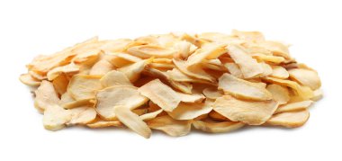 Beyaz üzerine izole edilmiş kurutulmuş sarımsak taneleri.