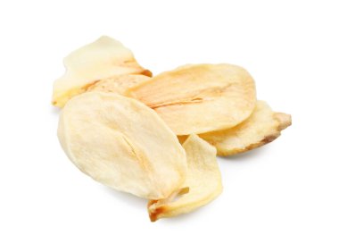 Beyaz üzerine izole edilmiş kurutulmuş sarımsak taneleri.