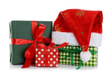 Noel Baba şapkası ve hediye kutuları beyaza izole edilmiş.