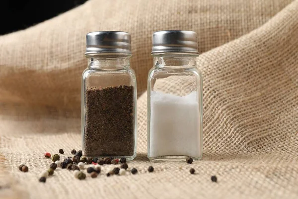 Masada tuzluk ve biberlik var, yakın plan.