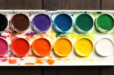 Ahşap masada suluboya palet, üst görünüm