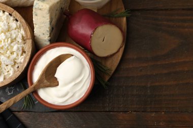 Farklı süt ürünleri ve biberiye, ahşap masa, üst manzara. Metin için boşluk