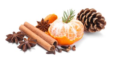 Olgun mandalina, baharat, koni ve köknar ağacı dalı beyaza izole edilmiş.