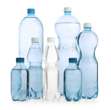 Farklı boyutlarda su şişeleri beyaz üzerine izole edilmiş.