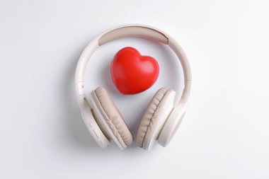 Kulaklıklar ve kalp figürleri beyaz arka plan, üst görünüm