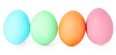 Mutlu Paskalyalar. Birçok parlak renkli yumurta beyaza izole edilmiş.