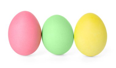 Mutlu Paskalyalar. Birçok parlak renkli yumurta beyaza izole edilmiş.