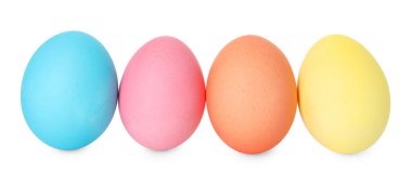 Mutlu Paskalyalar. Birçok parlak renkli yumurta beyaza izole edilmiş.