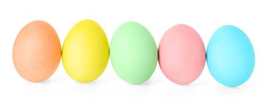 Mutlu Paskalyalar. Birçok parlak renkli yumurta beyaza izole edilmiş.