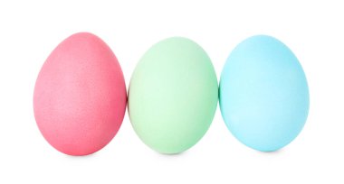 Mutlu Paskalyalar. Birçok parlak renkli yumurta beyaza izole edilmiş.