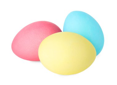 Mutlu Paskalyalar. Birçok parlak renkli yumurta beyaza izole edilmiş.