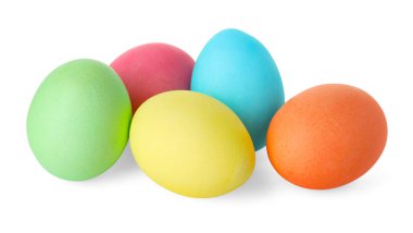 Mutlu Paskalyalar. Birçok parlak renkli yumurta beyaza izole edilmiş.