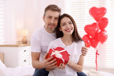 Evde hediye kutusu olan mutlu bir çift. Sevgililer Günü kutlaması