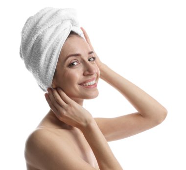 Beyaz arka planda havluya sarılı güzel bir kadın.