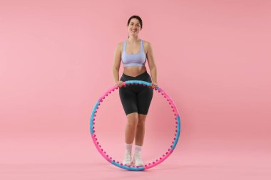 Pembe arka planda hulahuplu mutlu kadın