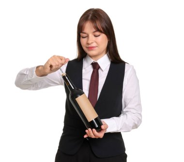 Profesyonel şarap garsonu beyaz arka planda şarap şişesi açıyor.