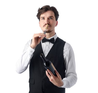 Beyaz arka planda kırmızı şarap şişesi ve tirbuşonu olan profesyonel şarap garsonu.