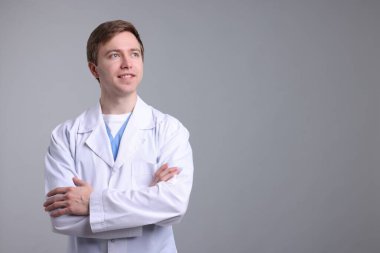 Gri arka planda tıbbi asistanın portresi. Metin için boşluk