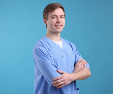 Açık mavi arkaplanda tıbbi asistanın portresi