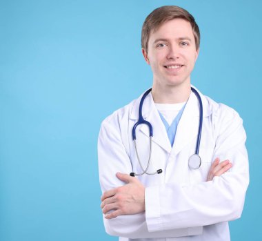 Açık mavi arkaplanda tıbbi asistanın portresi, metin için boşluk