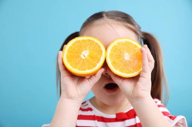 Açık mavi arka planda turuncu çizgileri olan küçük bir kız.