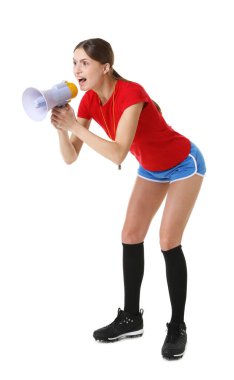 Hakem beyaz arka planda megafonla bağırıyor