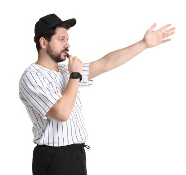 Üniformalı hakem beyaz arka planda düdük çalıyor.