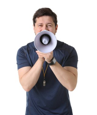 Hakem beyaz arka planda megafonla bağırıyor