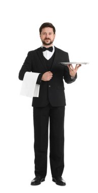 Takım elbiseli garson, beyaz arka planda boş tepsi ve havlu var.