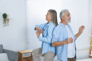 Mutlu son sınıf çifti evde dans ediyor. Metin için boşluk