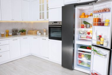 Mutfakta farklı taze gıda ürünleri olan modern buzdolabı, metin için yer