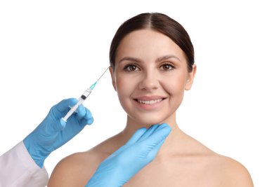 Estetik ameliyat. Doktor beyaz arka plandaki hastaya yüz enjeksiyonu yapıyor.