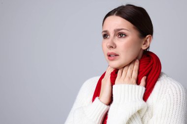 Arka planda boğaz ağrısı çeken bir kadın, mesaj için yer var. Soğuk Semptom