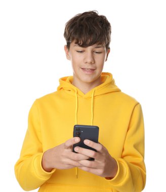 Beyaz arka planda akıllı telefonu olan genç bir çocuk.