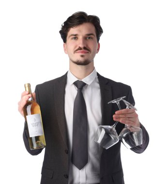 Beyaz arka planda şarap ve bardak şişesi olan profesyonel şarap garsonu.