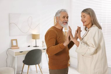 Güzel yaşlı çift evde dans ediyor. Metin için boşluk