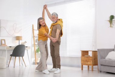 Güzel yaşlı çift evde dans ediyor. Metin için boşluk