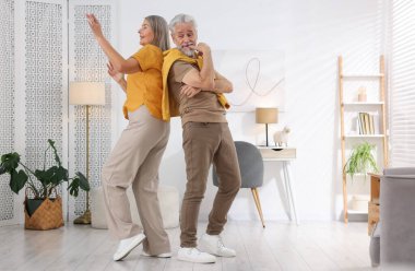 Mutlu son sınıf çifti evde dans ediyor. Metin için boşluk