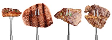 Et çatallarında ızgara biftek parçaları, beyaz arka plan, set