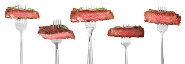 Izgara biftek parçaları beyaz arka plana karşı çatallar, set