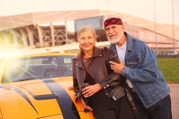 Modern Cabriolet 'in yanında kahve servisi yapan şık bir çift.