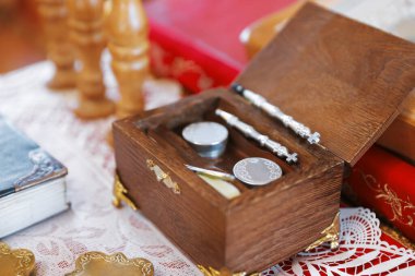 Vaftiz töreni. Kilisedeki kutsal yağ ve ayin kaşıklarıyla ahşap kutu, yakın plan.